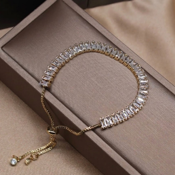 NWT 18K Yellow Gold Baguette Diamond Bracelet - Picture 4 of 4